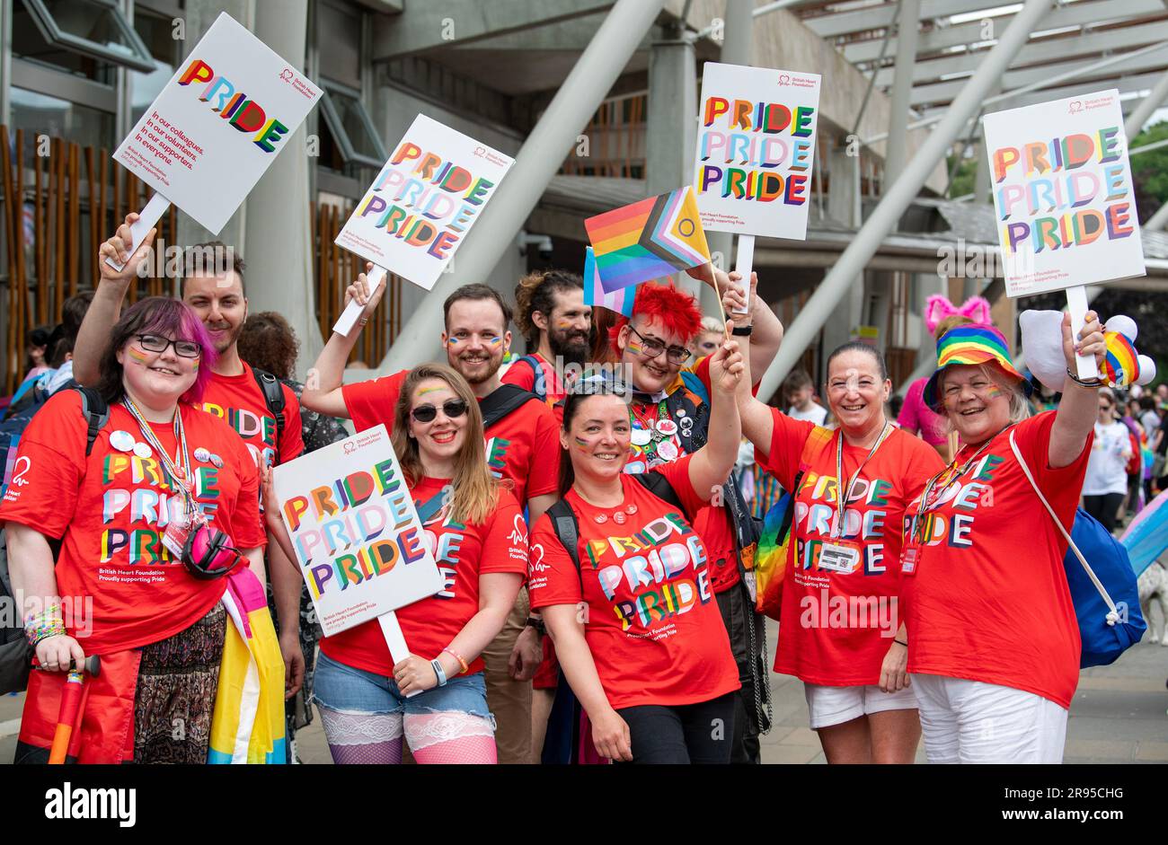 Les gens prennent part au défilé Pride Edinburgh 2023 à travers le centre-ville d'Édimbourg. Date de la photo: Samedi 24 juin 2023. Banque D'Images
