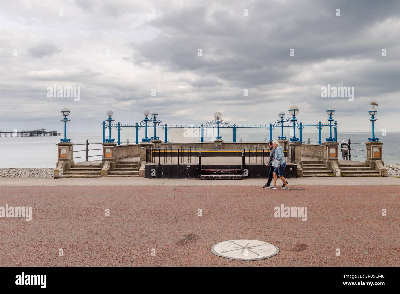 Kiosque de Llandudno sur la promenade avec jetée de Llandudno en arrière-plan, Llandudno, au nord du pays de Galles, au Royaume-Uni. Banque D'Images