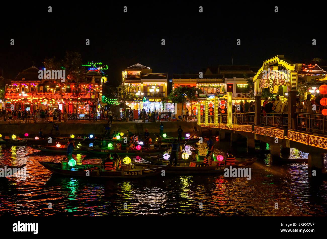 Bateaux avec lanternes Banque de photographies et d’images à haute résolution Alamy