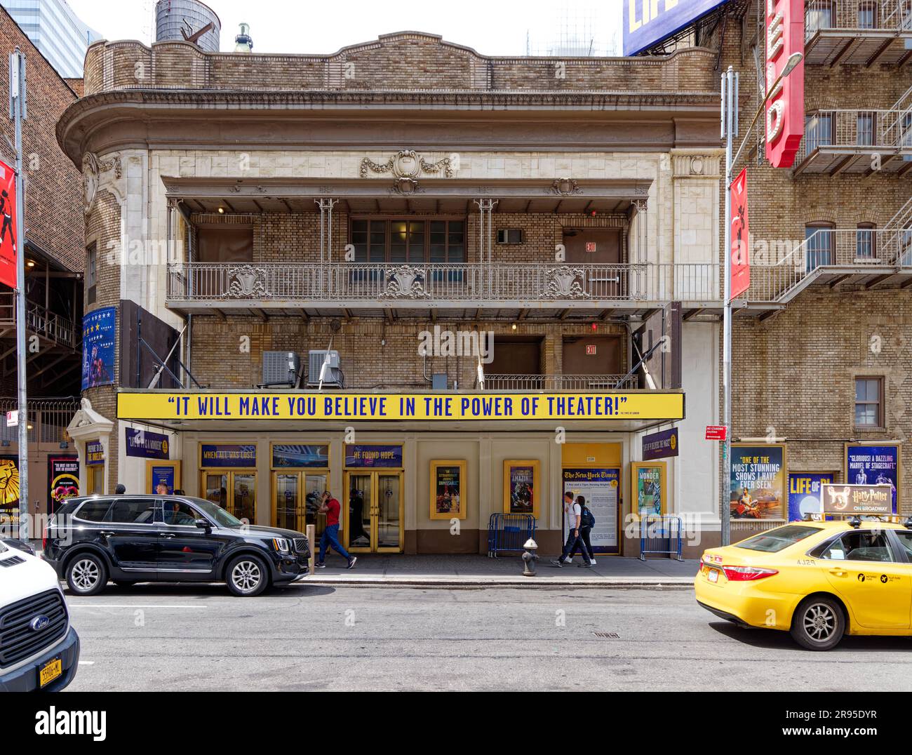 Le théâtre Schoenfeld a ouvert ses portes en 1917 en tant que théâtre Plymouth. Il possède une façade relativement simple en brique et pierre sur la rue West 45th. Banque D'Images