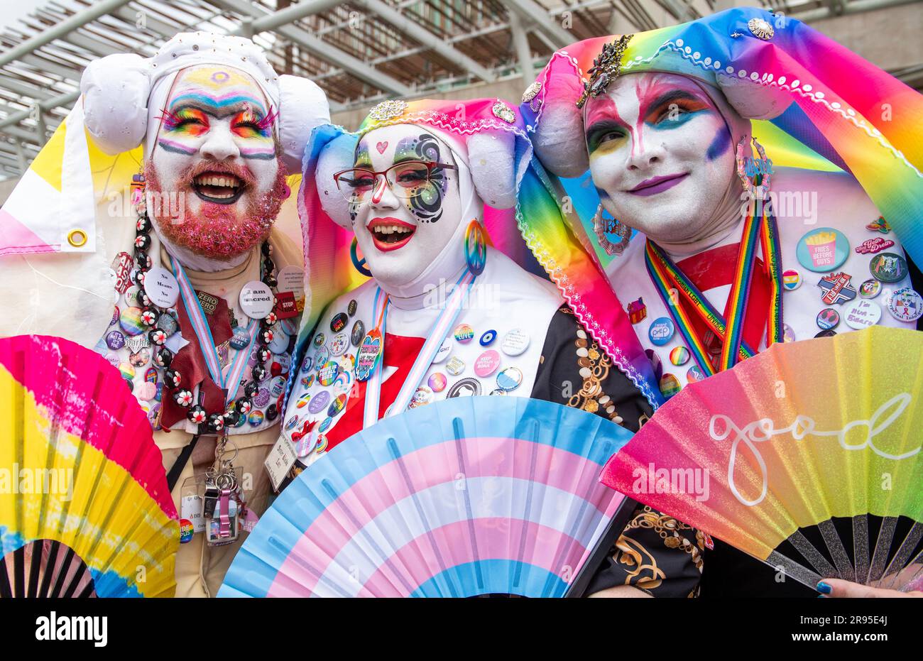 Les gens prennent part au défilé Pride Edinburgh 2023 à travers le centre-ville d'Édimbourg. Date de la photo: Samedi 24 juin 2023. Banque D'Images
