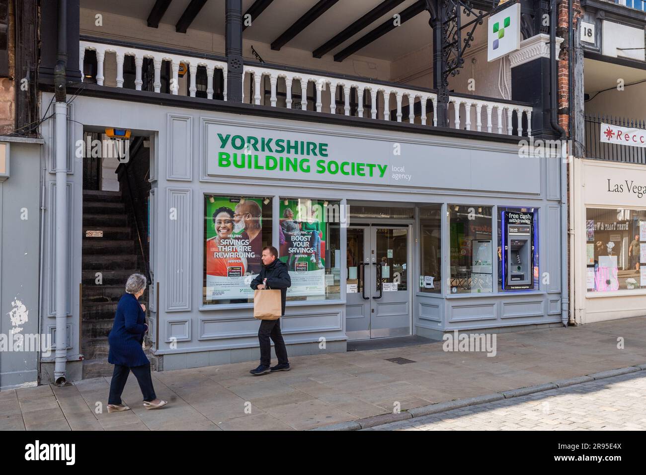 Succursale de Yorkshire Building Society avec distributeur automatique de billets à Chester, Cheshire, Royaume-Uni. Banque D'Images