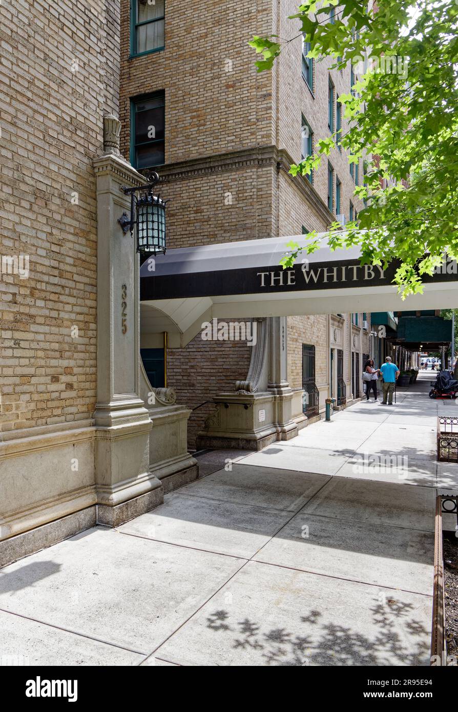 Émery Roth a conçu le Whitby, un immeuble de dix étages en briques beiges situé dans le quartier des théâtres de Manhattan. C'est actuellement une coopérative. Banque D'Images