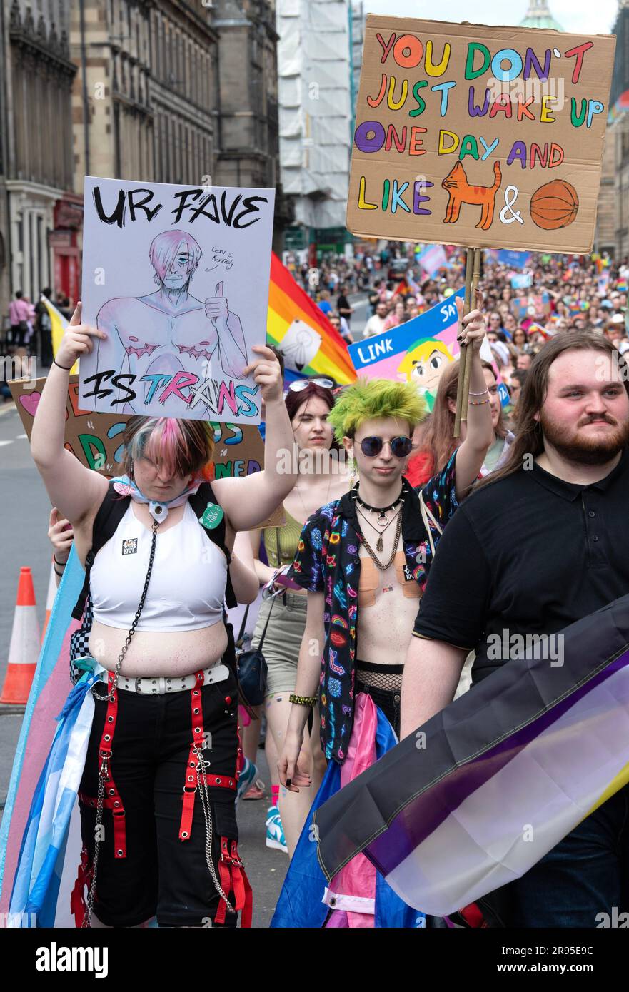 Les gens prennent part au défilé Pride Edinburgh 2023 à travers le centre-ville d'Édimbourg. Date de la photo: Samedi 24 juin 2023. Banque D'Images