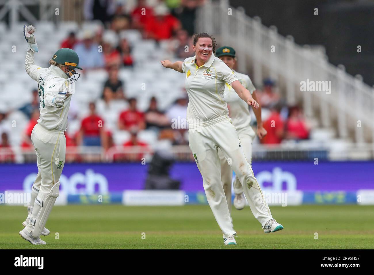 Nottingham, Royaume-Uni. 24th juin 2023. Tahlia McGrath d'Australie célèbre la cricket de Kate Cross d'Angleterre pendant le Metro Bank Women's Ashes 2023 Match Day 3 Angleterre contre Australie à Trent Bridge, Nottingham, Royaume-Uni, 24th juin 2023 (photo de Gareth Evans/News Images) à Nottingham, Royaume-Uni le 6/24/2023. (Photo de Gareth Evans/News Images/Sipa USA) Credit: SIPA USA/Alay Live News Banque D'Images