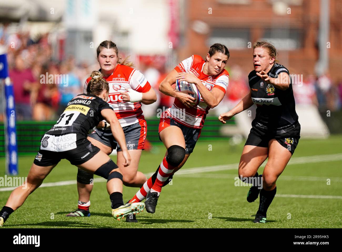 Ellie Rugman de Gloucester-Hartpury (deuxième à partir de la droite) est éloigné de Claudia MacDonald (à gauche) des chefs Exeter et de Rachel Johnson des chefs Exeter lors de la finale Allianz Premier 15s au stade Kingsholm, à Gloucester. Date de la photo: Samedi 24 juin 2023. Banque D'Images