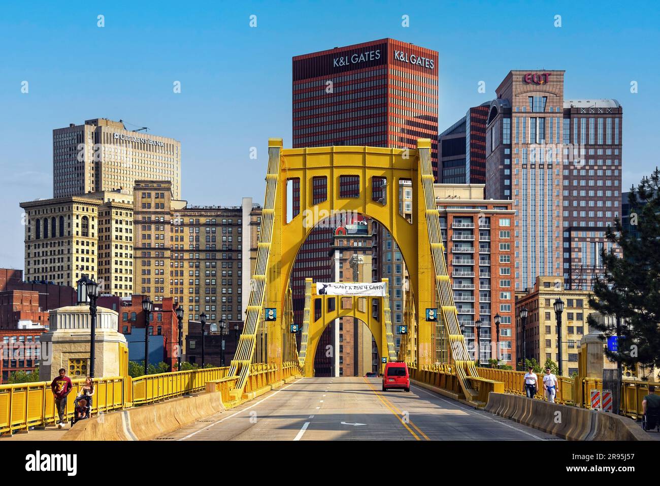 Pittsburgh, PA, États-Unis - 21 mai 2023 : vue sur les gratte-ciel de Pittsburgh depuis le pont de 7th Street, également connu sous le nom de pont Andy Warhol qui traverse l'Allegh Banque D'Images