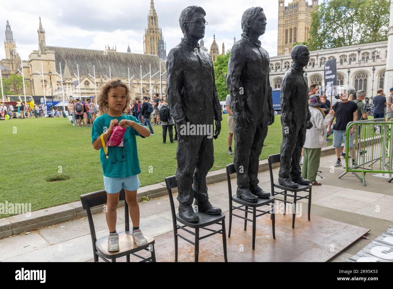 Londres, Angleterre, Royaume-Uni 24 juin 2023 les manifestants contre Julian Assanges ont continué à incarcérer à la statue de l'artiste italien Davide Dormand sur la place du Parlement. La stautue dépeint les dénonciateurs Edward Snowdon, Julian Assange et Chelsea Manning, avec un quatrième président gardé vide pour parler en public. Parmi les orateurs figuraient Kristinn Hrafnsson, rédacteur en chef de Wikileaks, et Stella Moris, partenaire de Julian Assanges Banque D'Images