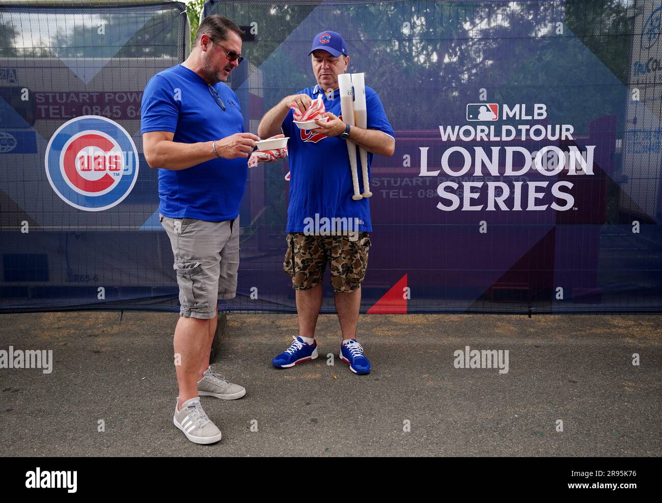 Les fans des Chicago Cubs se socialisent avant le match de la MLB London Series au London Stadium, Londres. Date de la photo: Samedi 24 juin 2023. Banque D'Images