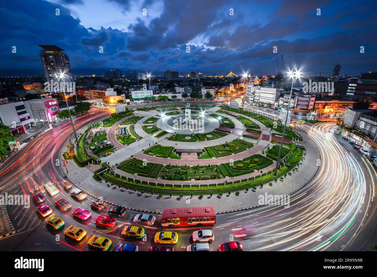 Vue de dessus de Wongwian Yai. Les routes façonnent le cercle de circulation à Thonburi, sur la rive ouest de la rivière Chao Phraya à Bangkok, en Thaïlande, au crépuscule Banque D'Images