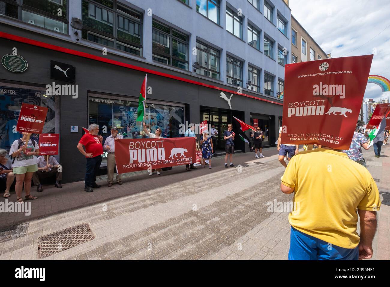 Londres, Royaume-Uni. 24 juin 2023. Les militants de la campagne de solidarité palestinienne poursuivent leurs manifestations régulières dans le magasin Puma de Carnaby St, appelant la société à mettre fin au parrainage de l'Association israélienne de football. Puma est le principal sponsor international de l'IFA, aidant Israël à blanchir ses violations des droits de l'homme et à normaliser les colonies illégales. Peter Marshall/Alay Live News Banque D'Images