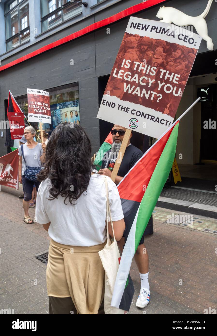 Londres, Royaume-Uni. 24 juin 2023. Les militants de la campagne de solidarité palestinienne poursuivent leurs manifestations régulières dans le magasin Puma de Carnaby St, appelant la société à mettre fin au parrainage de l'Association israélienne de football. Puma est le principal sponsor international de l'IFA, aidant Israël à blanchir ses violations des droits de l'homme et à normaliser les colonies illégales. Peter Marshall/Alay Live News Banque D'Images