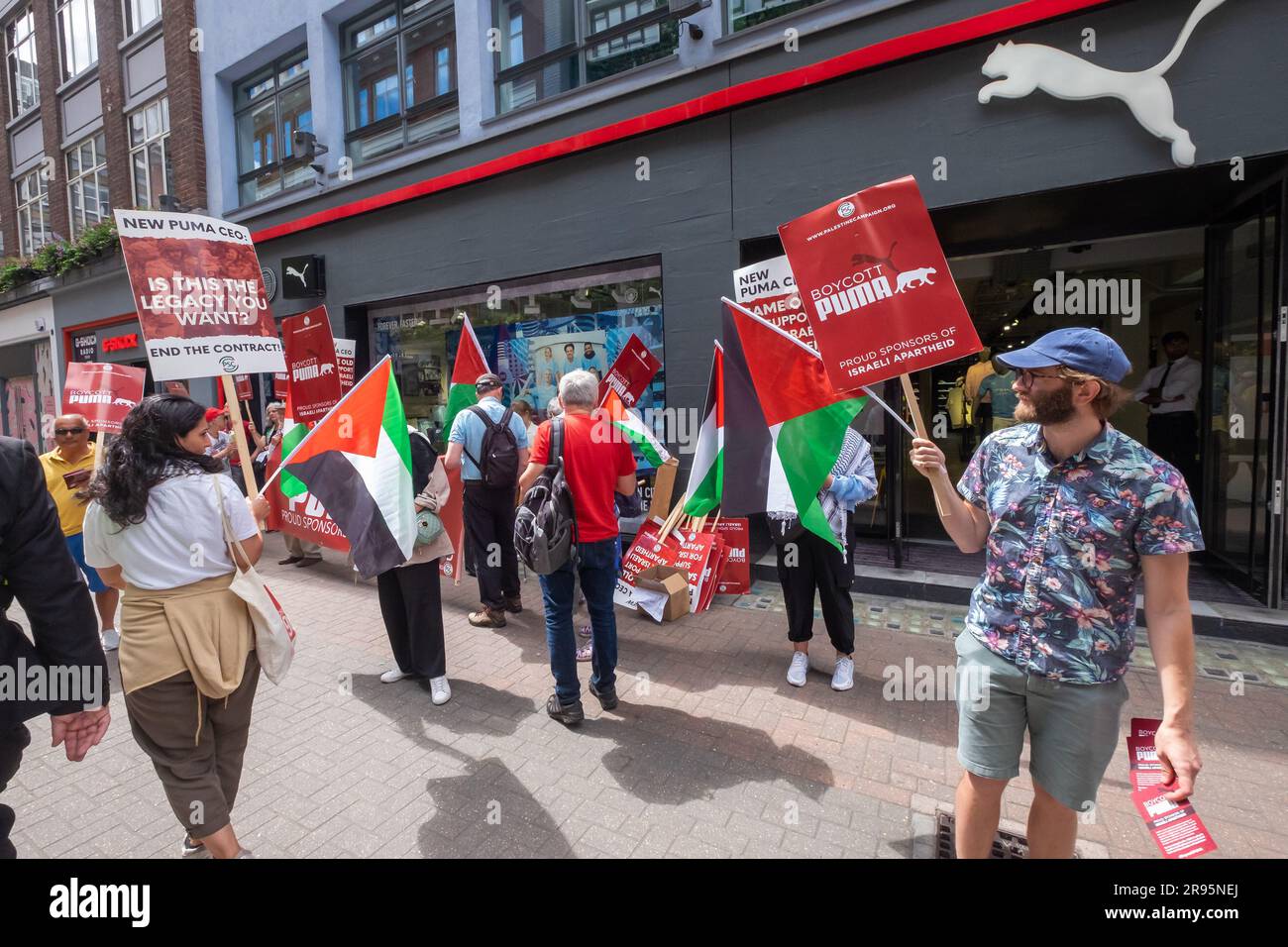 Londres, Royaume-Uni. 24 juin 2023. Les militants de la campagne de solidarité palestinienne poursuivent leurs manifestations régulières dans le magasin Puma de Carnaby St, appelant la société à mettre fin au parrainage de l'Association israélienne de football. Puma est le principal sponsor international de l'IFA, aidant Israël à blanchir ses violations des droits de l'homme et à normaliser les colonies illégales. Peter Marshall/Alay Live News Banque D'Images