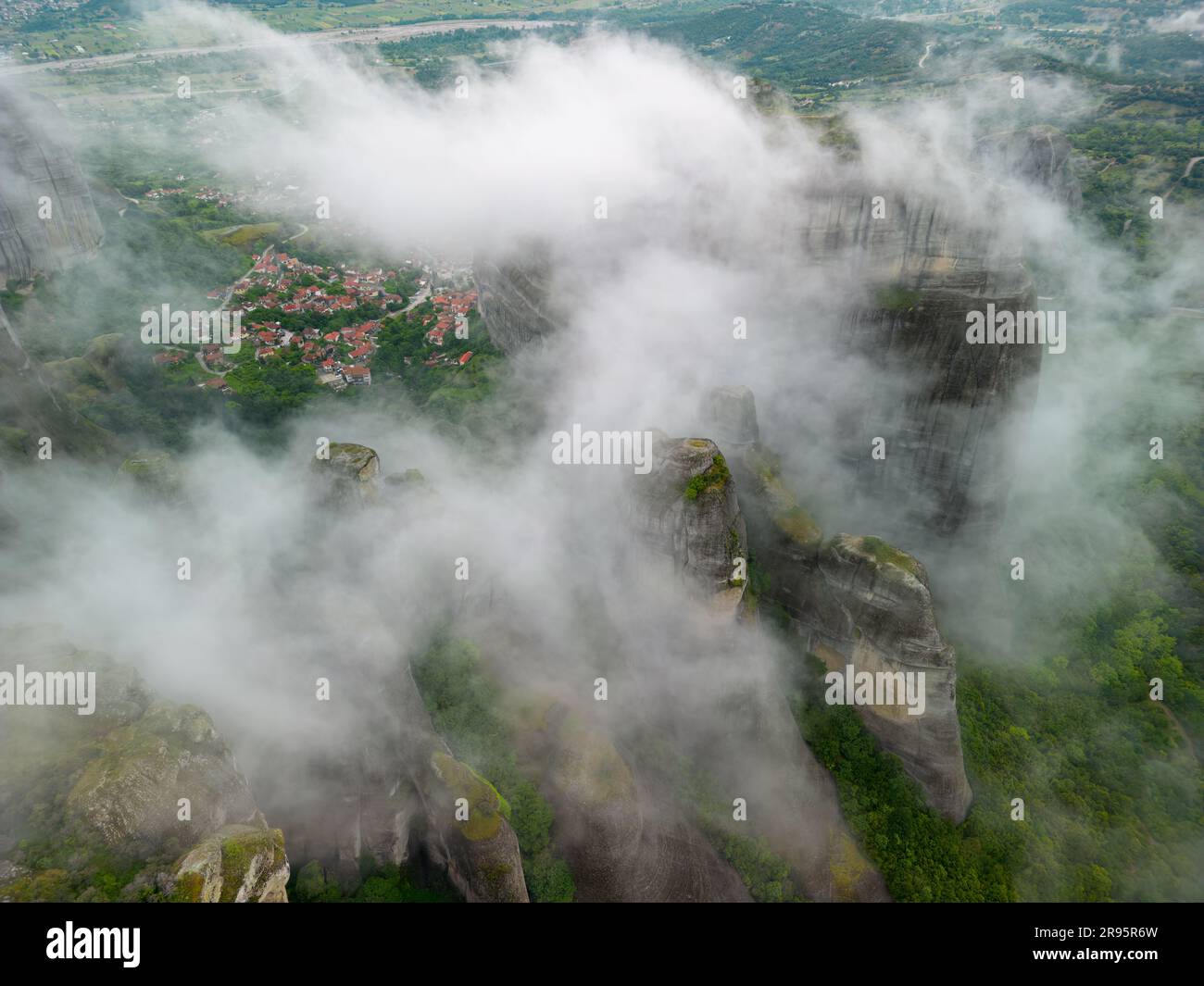 Complexe du monastère de Meteora, Grèce. Monastère orthodoxe sur le rocher, émergeant de la brume matinale, site de l'UNESCO, Grèce. Banque D'Images