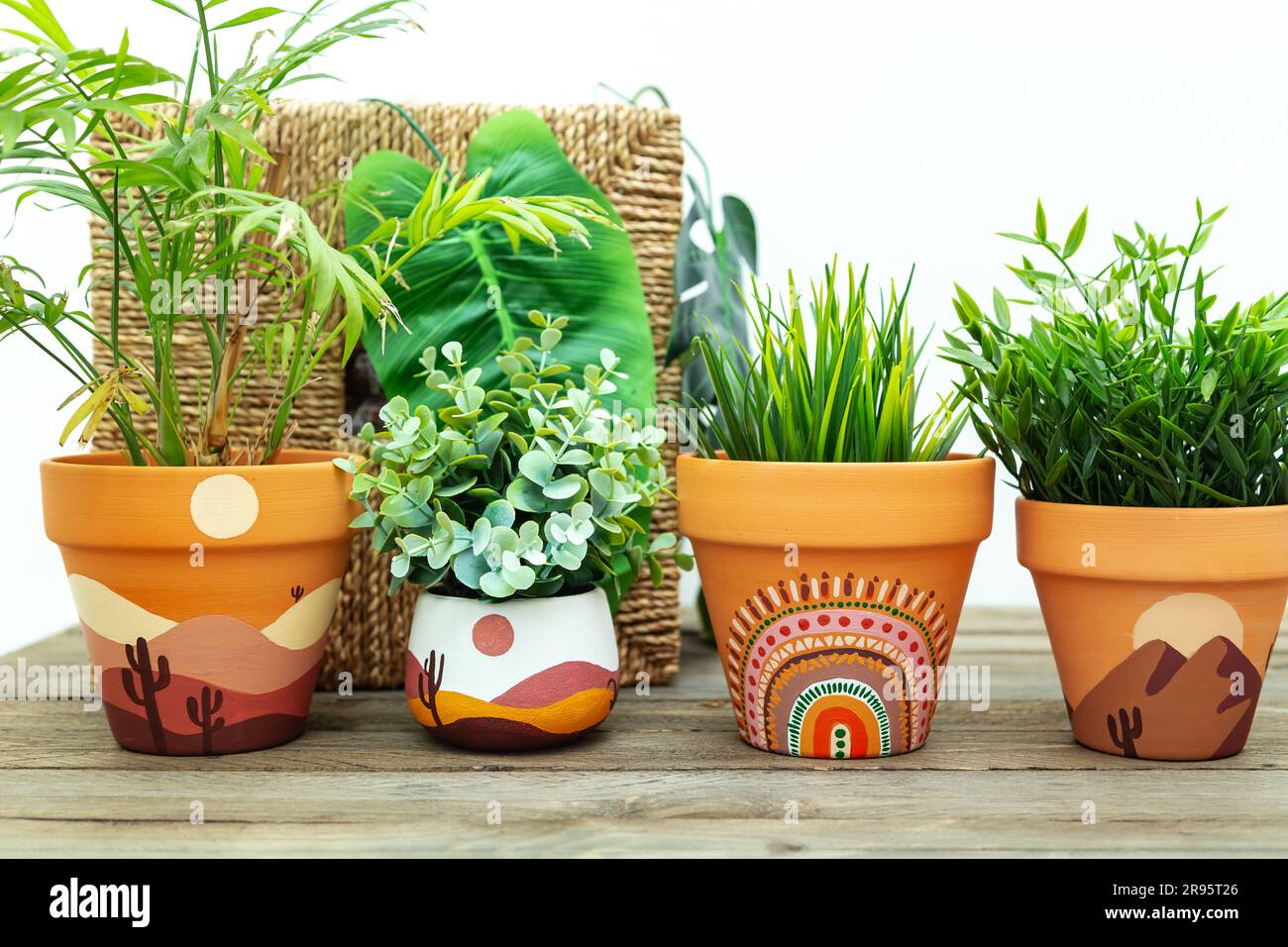 Plantes artificielles dans des pots en terre cuite d'argile. Peint à la  main avec des acryliques. Motifs ethniques à l'intérieur Photo Stock - Alamy