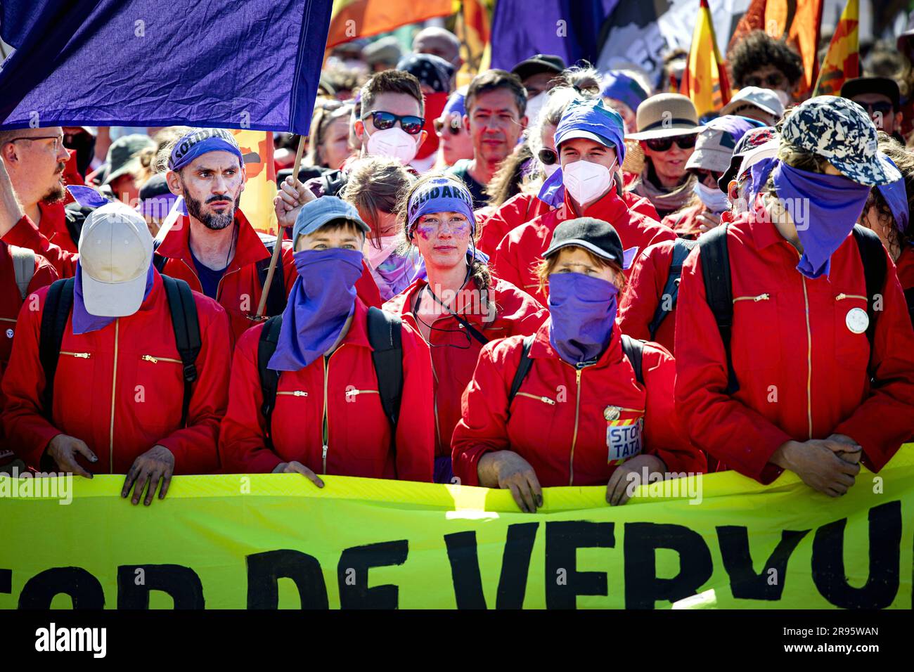 WIJK AAN ZEE - les militants de Greenpeace commencent leur journée dans un camp de tentes au parc de sculptures Een Zee van Staal, près de Tata Steel. Ils se préparaient à une importante manifestation à la aciérie plus tard dans la journée. ANP RAMON VAN FLYMEN pays-bas sortie - belgique sortie Banque D'Images