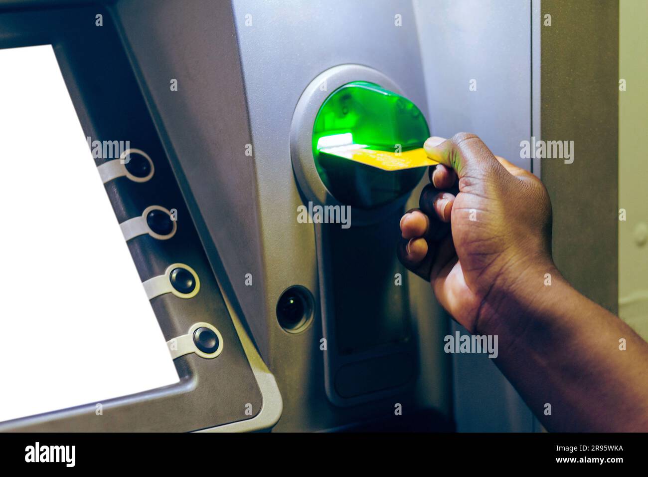 Retirer de l'argent du distributeur automatique de billets avec carte de débit, blanc écran vide pour la copie. Banque D'Images