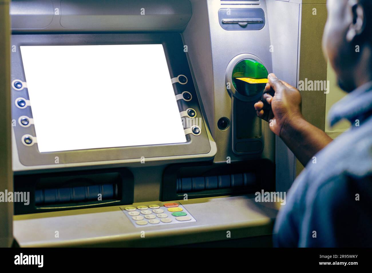 Retirer de l'argent du distributeur automatique de billets avec carte de crédit, blanc écran vide pour la copie. Banque D'Images