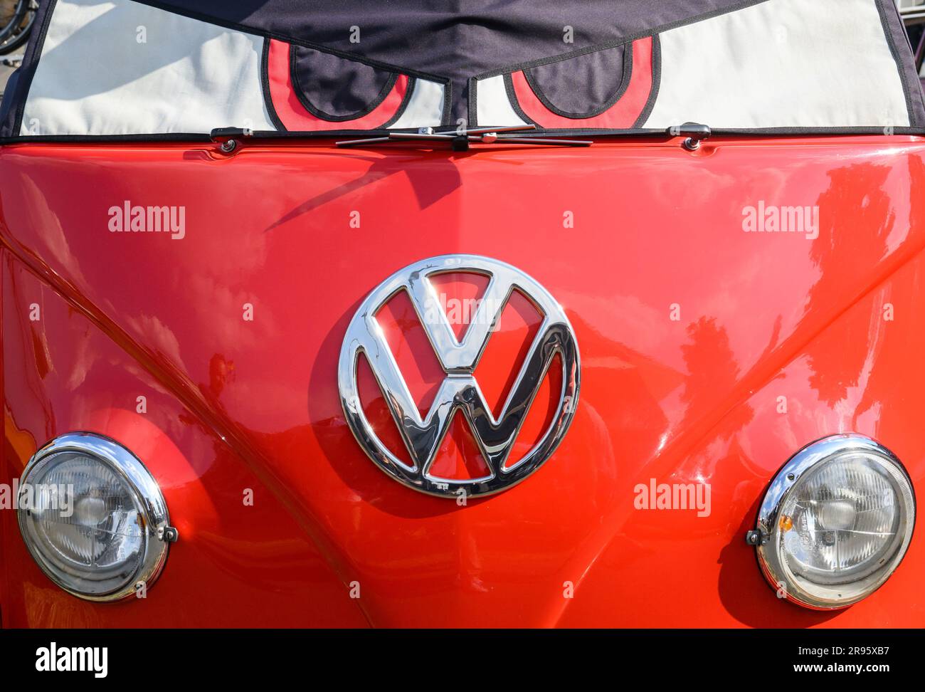 Hanovre, Allemagne. 24th juin 2023. Un vieux Volkswagen Bulli se tient au VW bus Festival au parc des expositions de Hanovre. Depuis vendredi, le festival attire des milliers de fans de Bulli sur le parc des expositions de Hanovre. Jusqu'au dimanche, différentes générations du véhicule culte sont montrées. Credit: Julian Stratenschulte/dpa/Alay Live News Banque D'Images