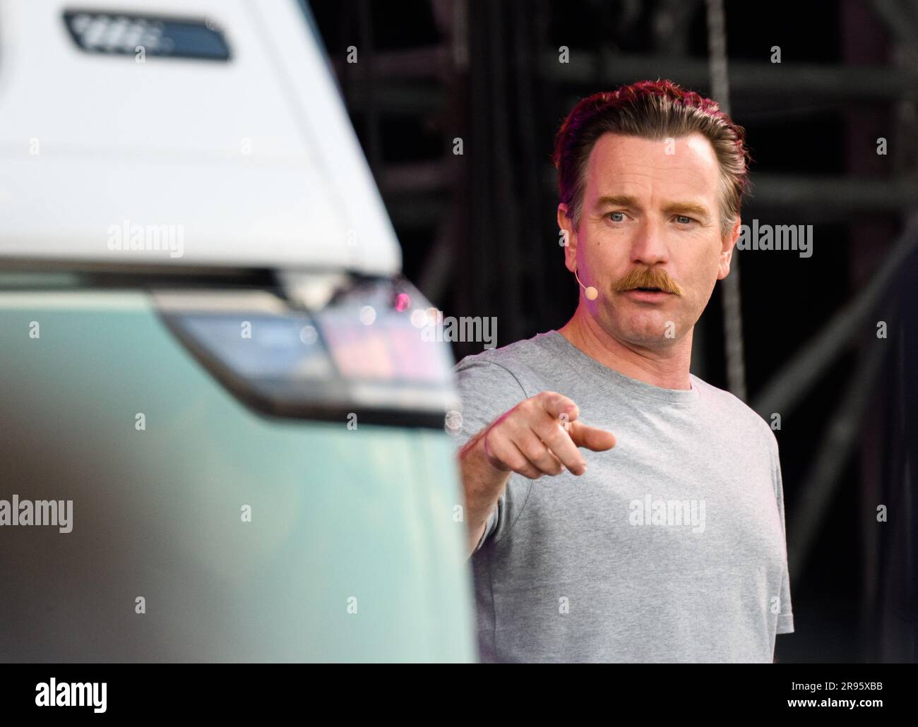 Hanovre, Allemagne. 24th juin 2023. Ewan McGregor. L'acteur britannique et l'ambassadeur de la marque VW se trouvent au VW bus Festival au parc des expositions de Hanovre. Depuis vendredi, le festival attire des milliers de fans de Bulli sur le parc des expositions de Hanovre. Plusieurs générations du véhicule culte seront exposées jusqu'à dimanche. Credit: Julian Stratenschulte/dpa/Alay Live News Banque D'Images