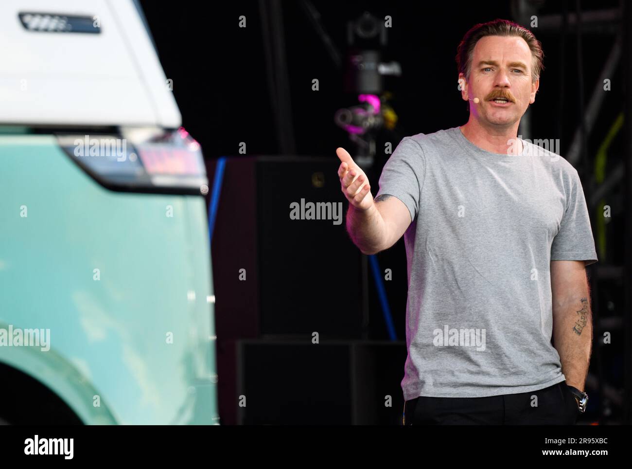 Hanovre, Allemagne. 24th juin 2023. Ewan McGregor. L'acteur britannique et l'ambassadeur de la marque VW se trouvent au VW bus Festival au parc des expositions de Hanovre. Depuis vendredi, le festival attire des milliers de fans de Bulli sur le parc des expositions de Hanovre. Plusieurs générations du véhicule culte seront exposées jusqu'à dimanche. Credit: Julian Stratenschulte/dpa/Alay Live News Banque D'Images