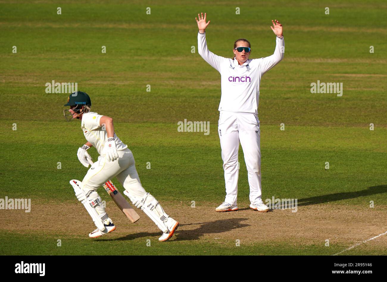 Sophie Ecclestone (à droite), en Angleterre, réagit au troisième jour du premier match de test des cendres féminin à Trent Bridge, Nottingham. Date de la photo: Samedi 24 juin 2023. Banque D'Images