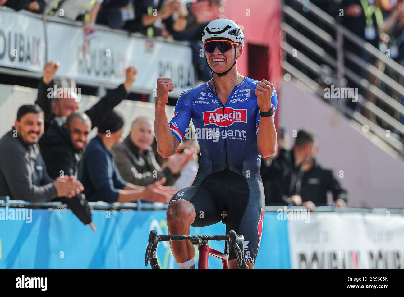 Roubaix, France, 9th avril 2023 Mathieu Van Der Poel, d'Alpecin Deceuninck, célèbre la victoire de Paris Roubaix dans le célèbre vélodrome de Roubaix Banque D'Images