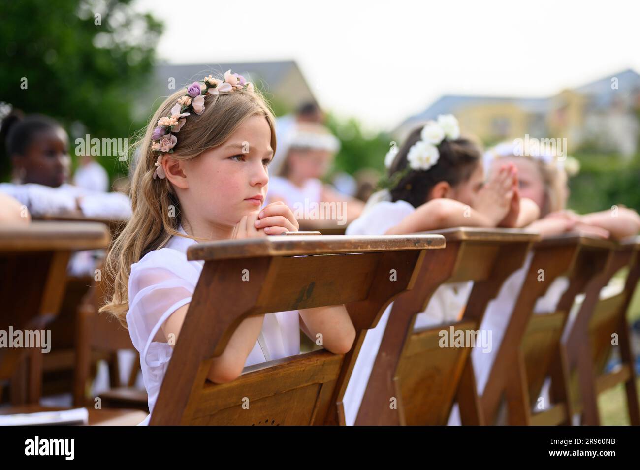 Les enfants prient après avoir reçu la première communion sainte. Banque D'Images