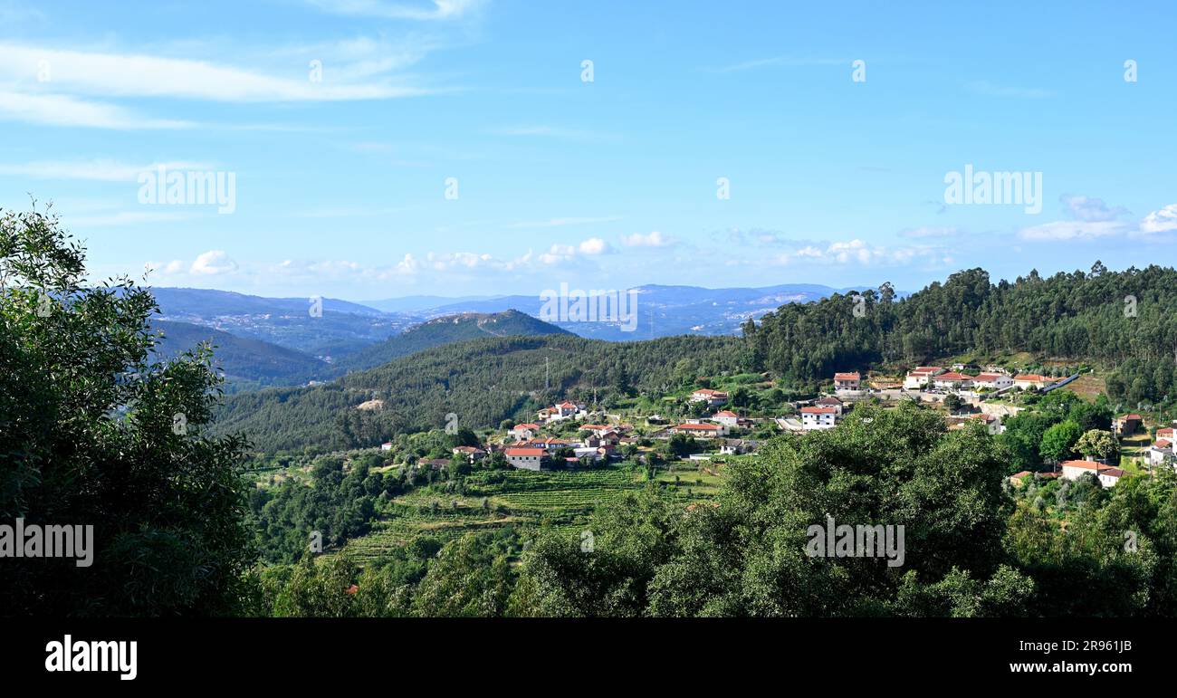 Vue sur les collines et les montagnes dans le nord du Portugal dans la région de Paraíso Banque D'Images