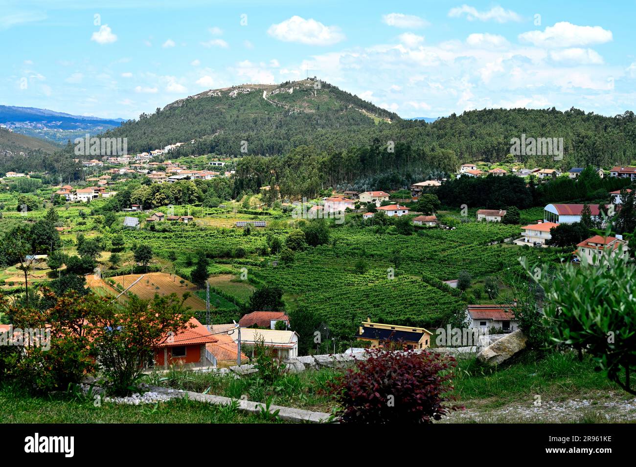 Vue sur les collines avec maisons et champs de ferme, montagnes dans le nord du Portugal dans la région de Portela Banque D'Images