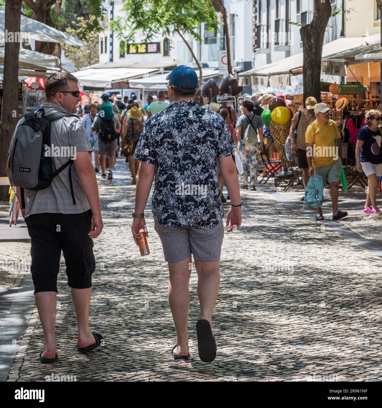Albufeira, Portugal - 24 juin 2023: Touristes se détendant dans la station balnéaire de la ville d'Albufeira dans le sud de l'Algarve, région du Portugal pendant l'été Banque D'Images
