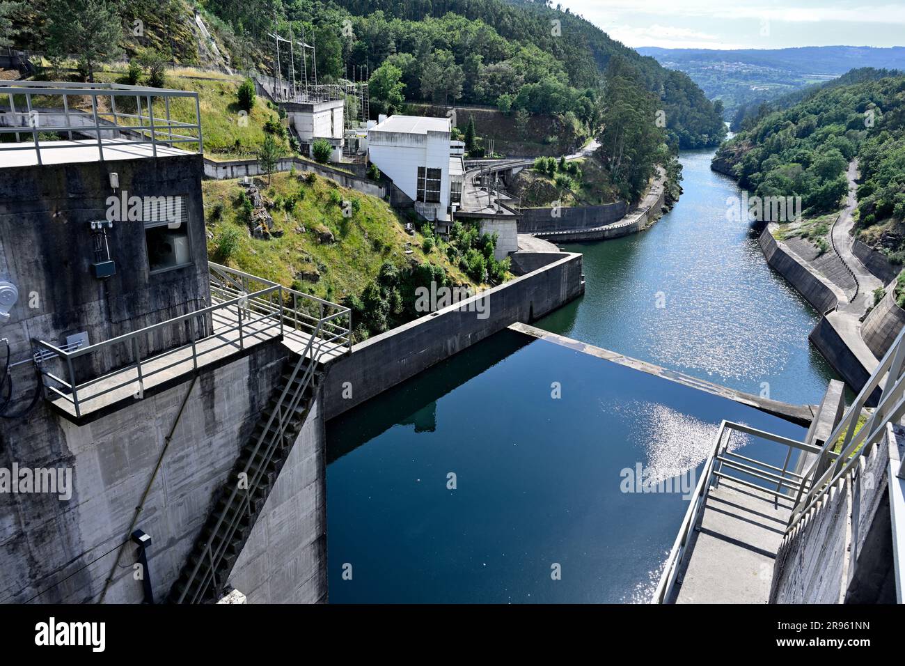 Le petit barrage hydroélectrique de Barragem do Torrão sur la rivière Tamega, vue sur la vallée, Portugal Banque D'Images