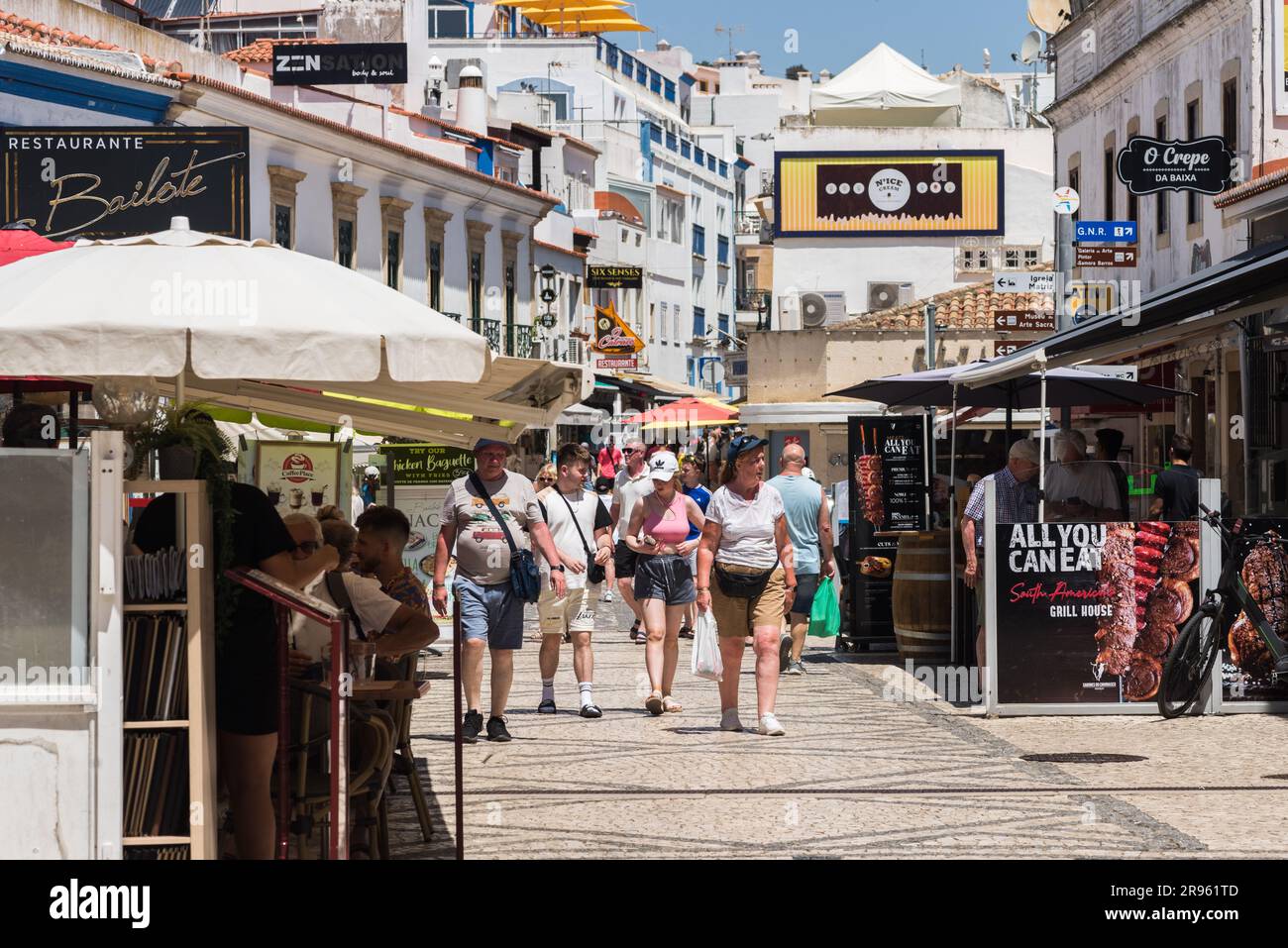 Albufeira, Portugal - 24 juin 2023: Touristes se détendant dans la station balnéaire de la ville d'Albufeira dans le sud de l'Algarve, région du Portugal pendant l'été Banque D'Images