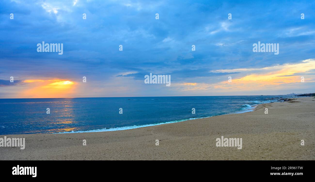Vaste plage de sable blanc de Praia de Angeiras Norte près du coucher du soleil, au nord du Portugal Banque D'Images