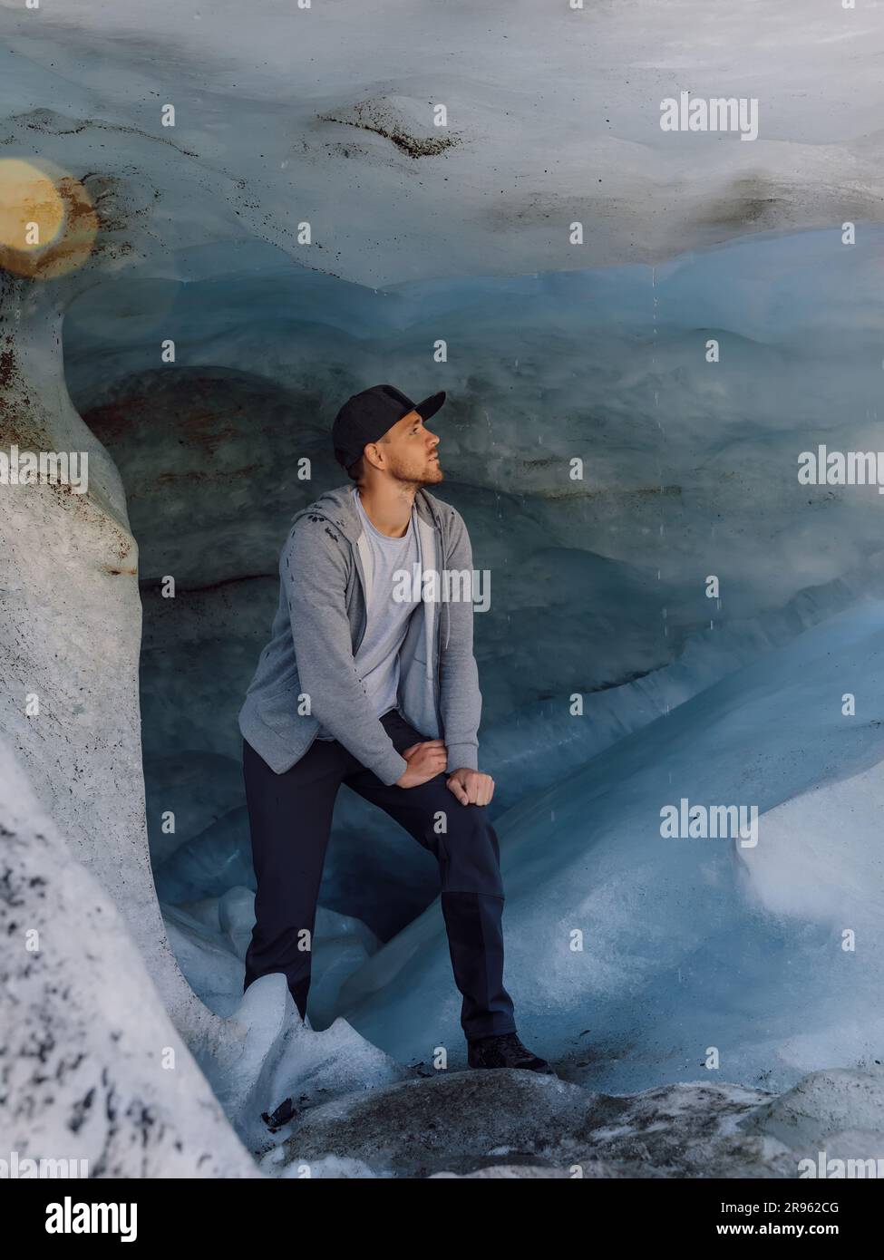 Randonneur souriant sous un grand glacier. Glacier et touriste Banque D'Images