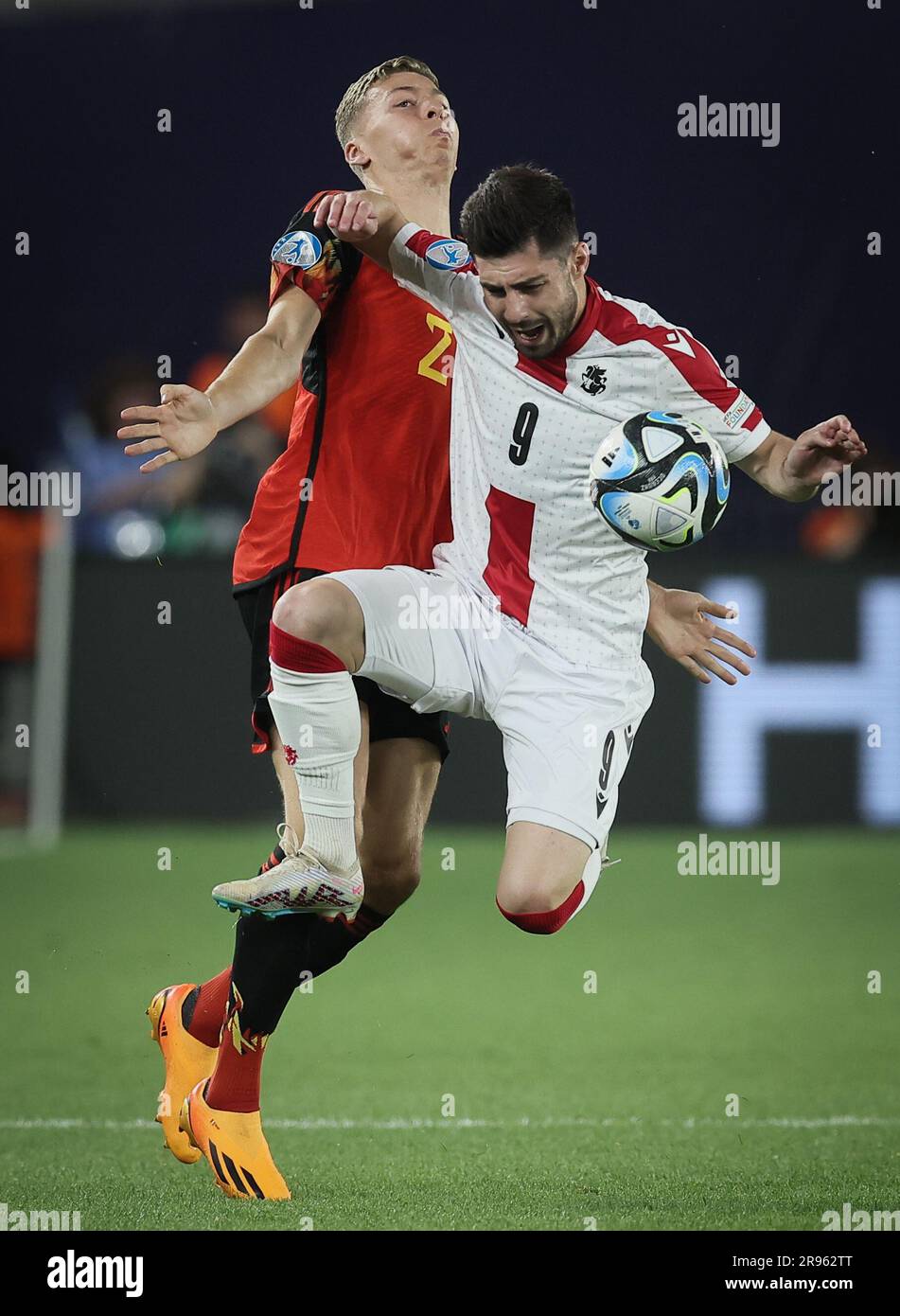 Tbilissi, Géorgie. 24th juin 2023. Arne Engels en Belgique et Giorgi Guliashvili en Géorgie se battent pour le bal lors du deuxième match de la scène de groupe (groupe A) entre la Géorgie et la Belgique aux Championnats d'Europe de l'UEFA Under21, à Tbilissi, en Géorgie, le samedi 24 juin 2023. Les Championnats d'Europe de l'UEFA Under21 ont lieu du 21 juin au 08 juillet en Géorgie et en Roumanie. BELGA PHOTO BRUNO FAHY crédit: Belga News Agency/Alay Live News Banque D'Images