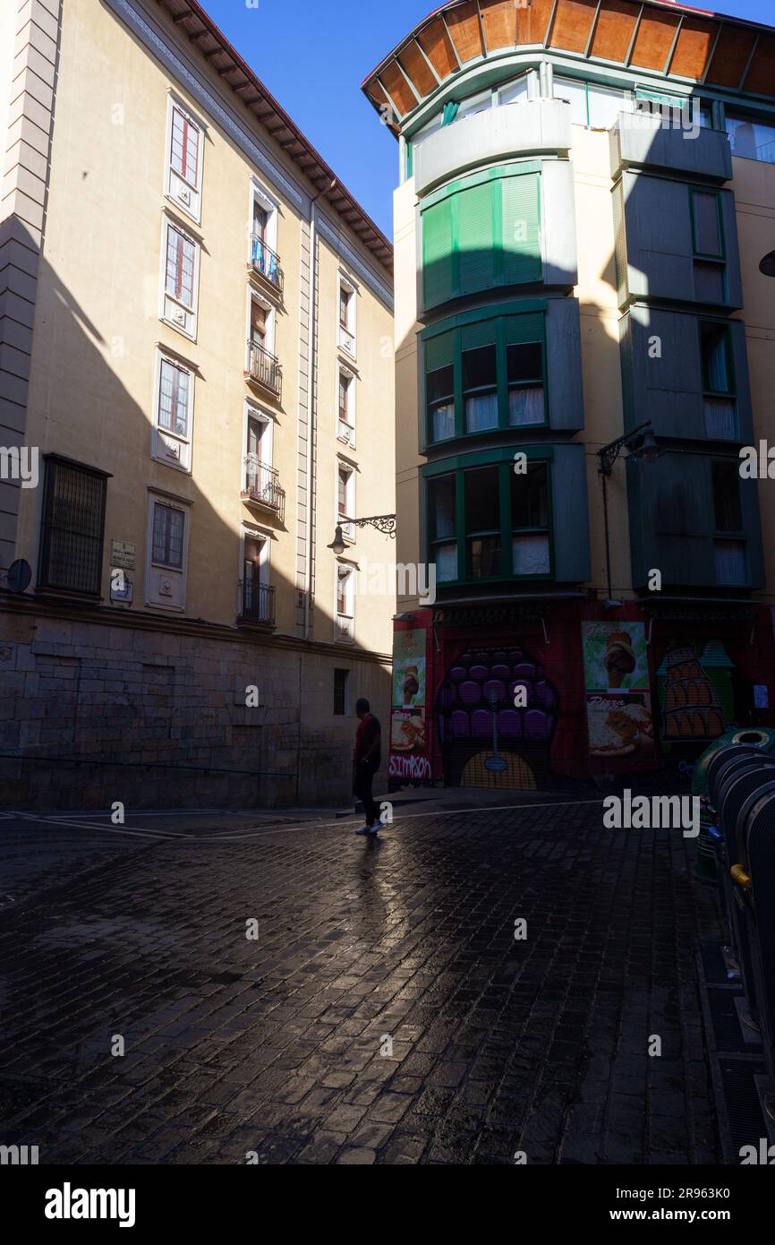 Pampelune, Espagne - juillet 31 : vue sur l'ancienne rue tôt le matin Banque D'Images Pampelune, Espagne - juillet 31 : vue sur l'ancienne rue tôt le matin Banque D'Images