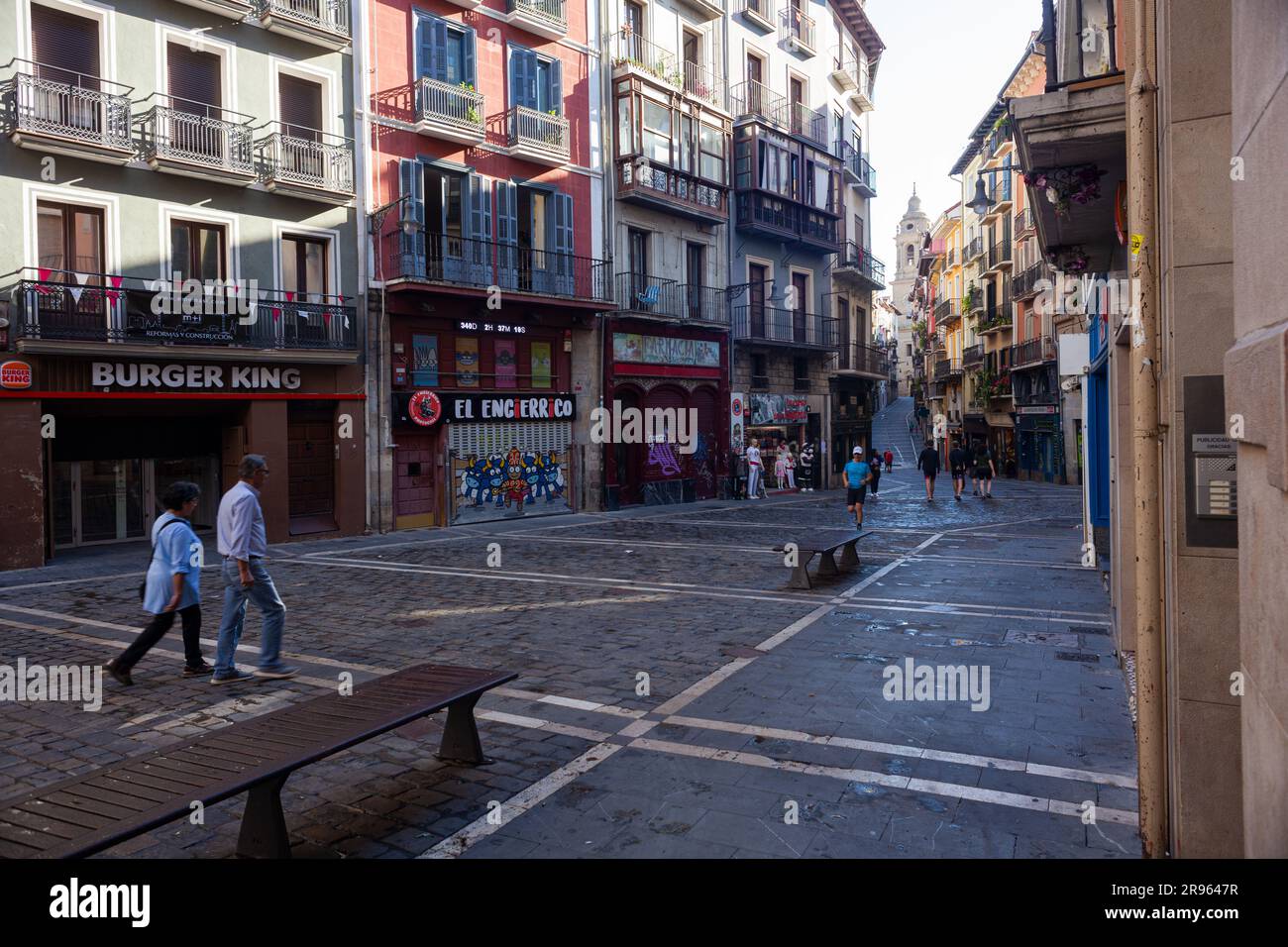Pampelune, Espagne - juillet 31 : vue sur l'ancienne rue tôt le matin Banque D'Images Pampelune, Espagne - juillet 31 : vue sur l'ancienne rue tôt le matin Banque D'Images