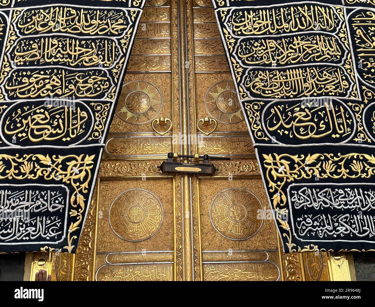 Inscriptions de calligraphie arabe et ornement d'art islamique au rideau Al Kaaba dans la mosquée Al Haram - la Mecque Arabie Saoudite - hajj et umra Banque D'Images