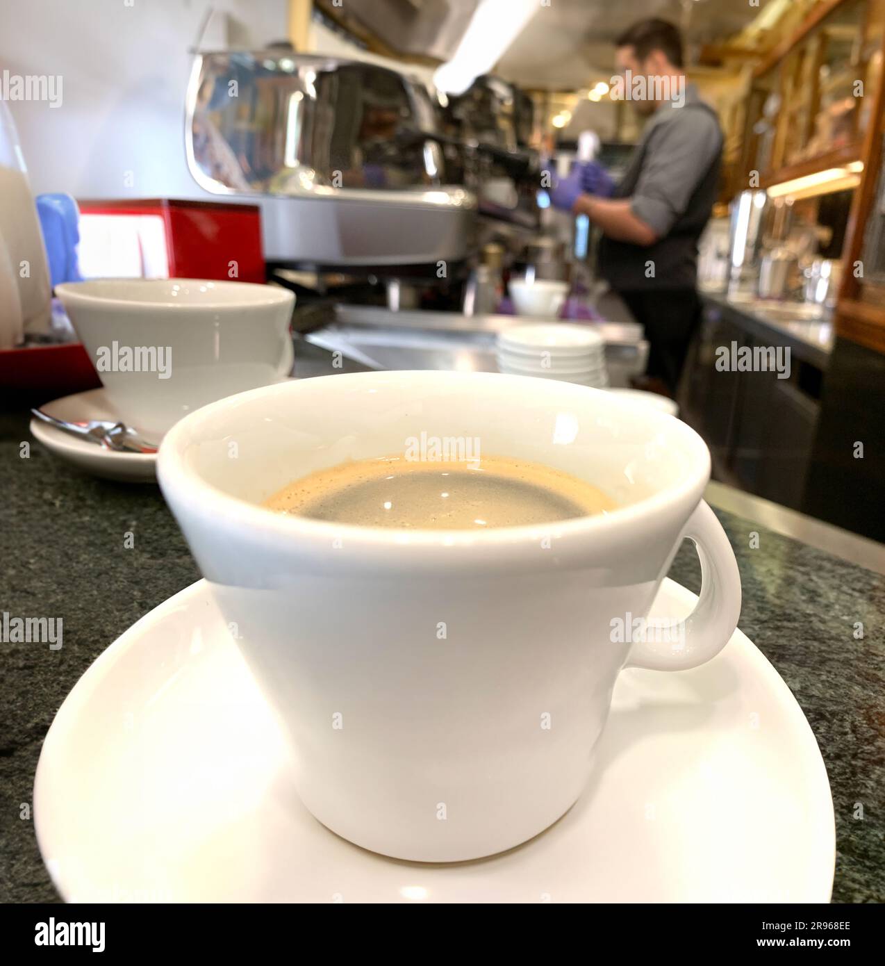 Un gros plan captivant d'un café Americano fraîchement préparé dans un café italien. L'image montre un café parfaitement versé dans un styl Banque D'Images