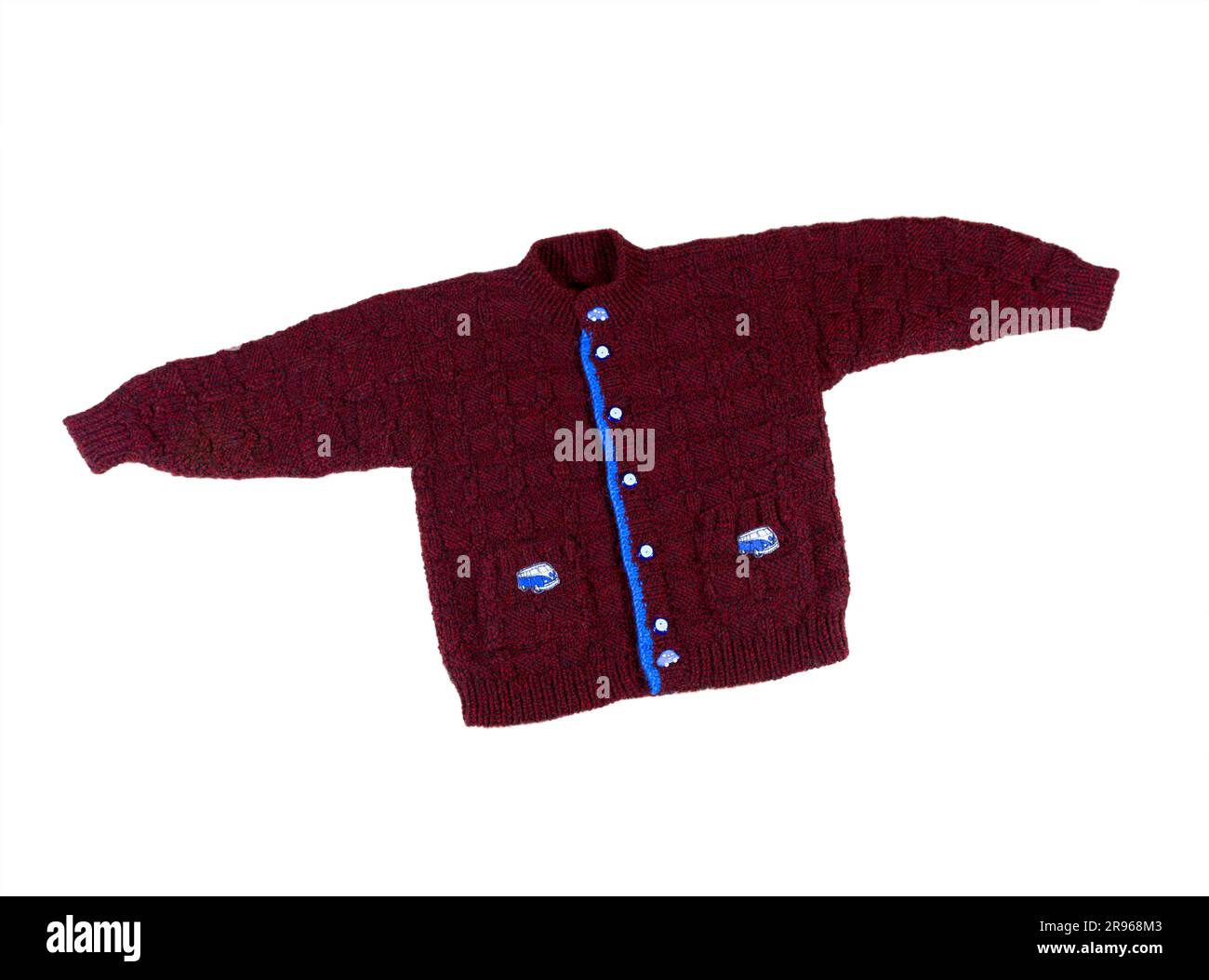 Pull isolé sur fond blanc. Pull rouge chaud en maille d'hiver avec motif. Banque D'Images