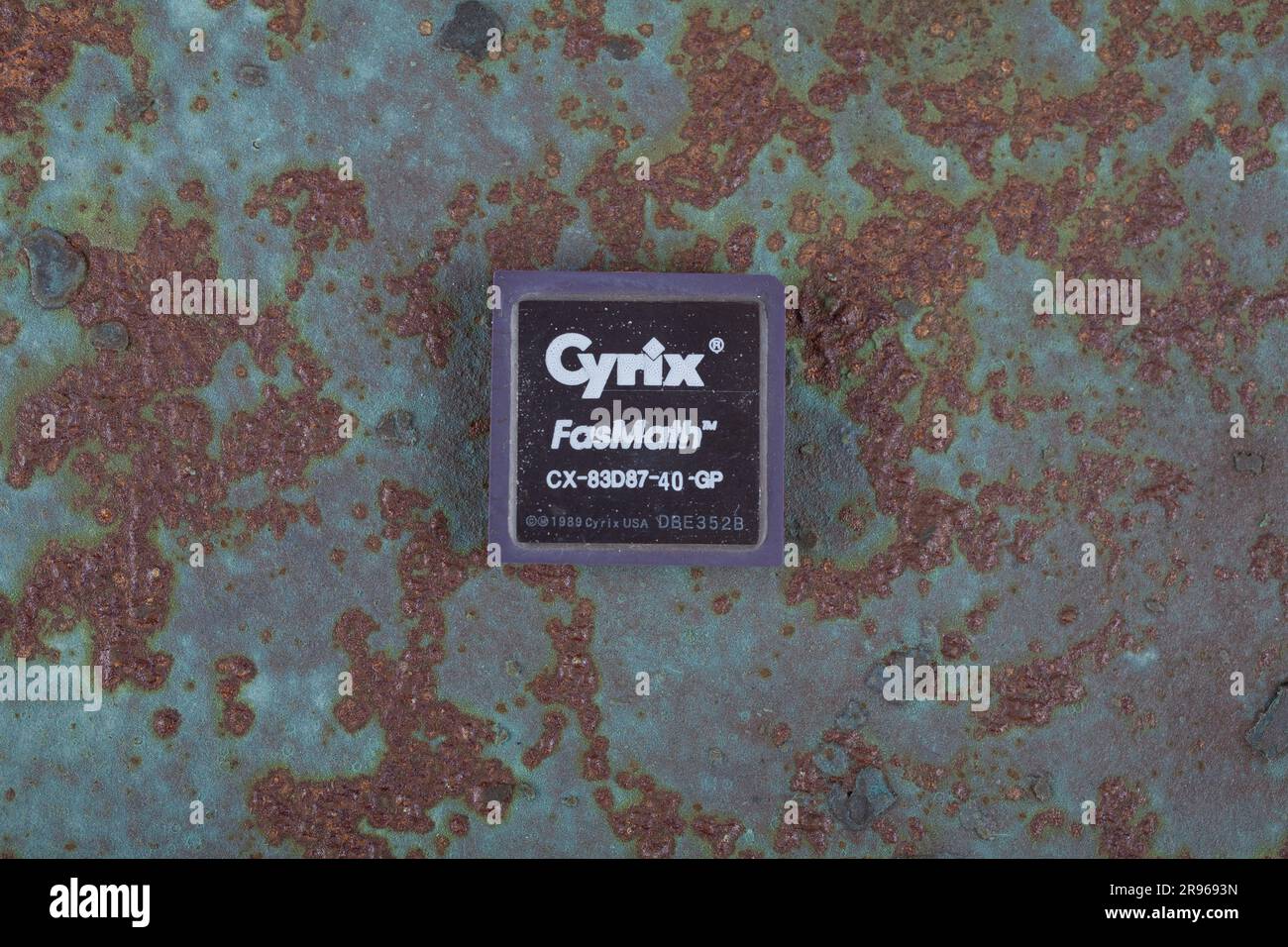 KIEV, UKRAINE - 22 avril 2020. Unité de coprocesseur à virgule flottante Cyrix FasMath 387 sur fond métallique rouillé. Banque D'Images