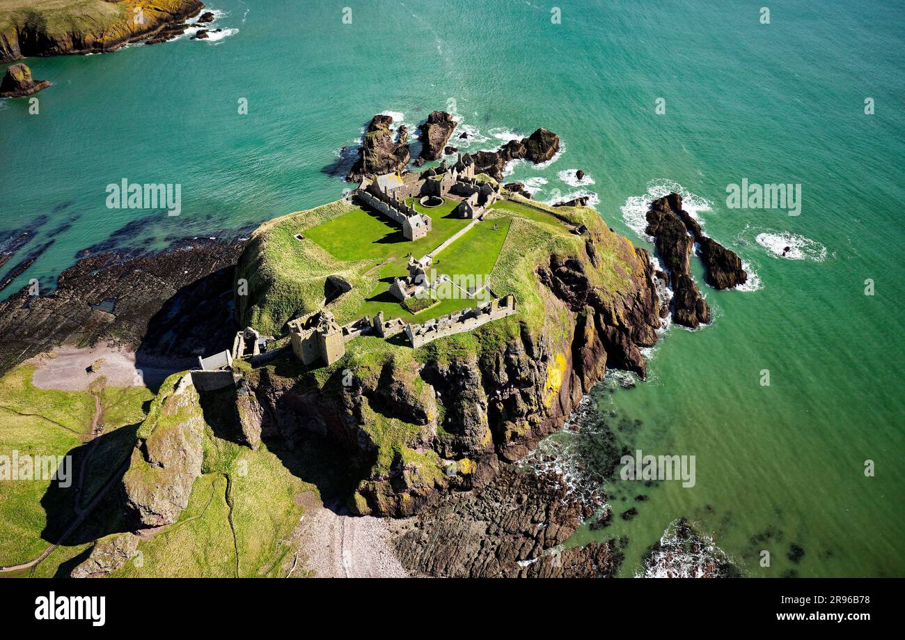 Château de Dunnottar Dun Fhoithear sur la côte de la mer du Nord au sud de Stonehaven, en Écosse, date du début du Moyen-âge, bâtiments survivants 14th à 16th C. Banque D'Images