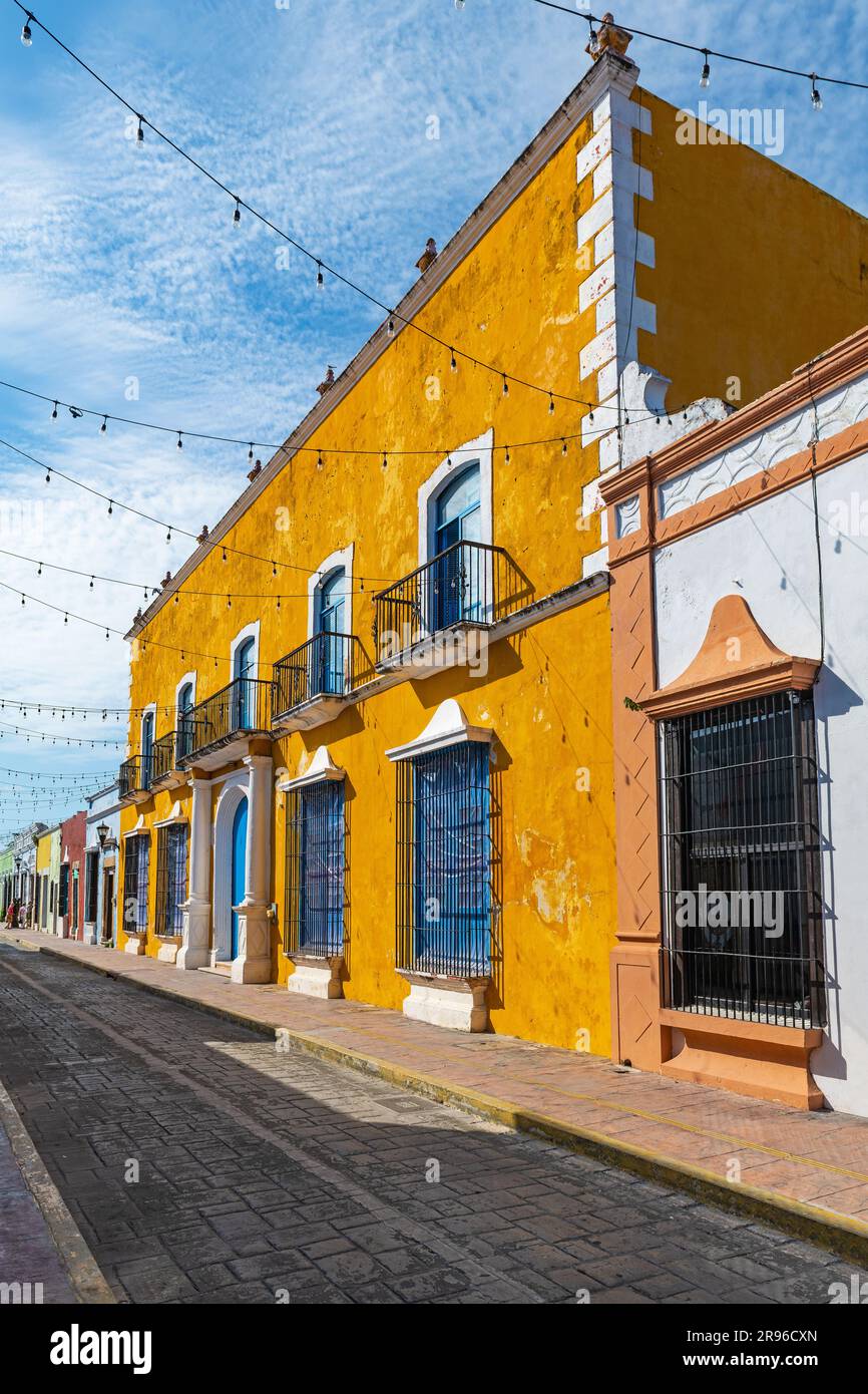 Rue de la ville de Campeche avec l'architecture de logement colorée, état de Campeche, Yucatan, Mexique. Banque D'Images