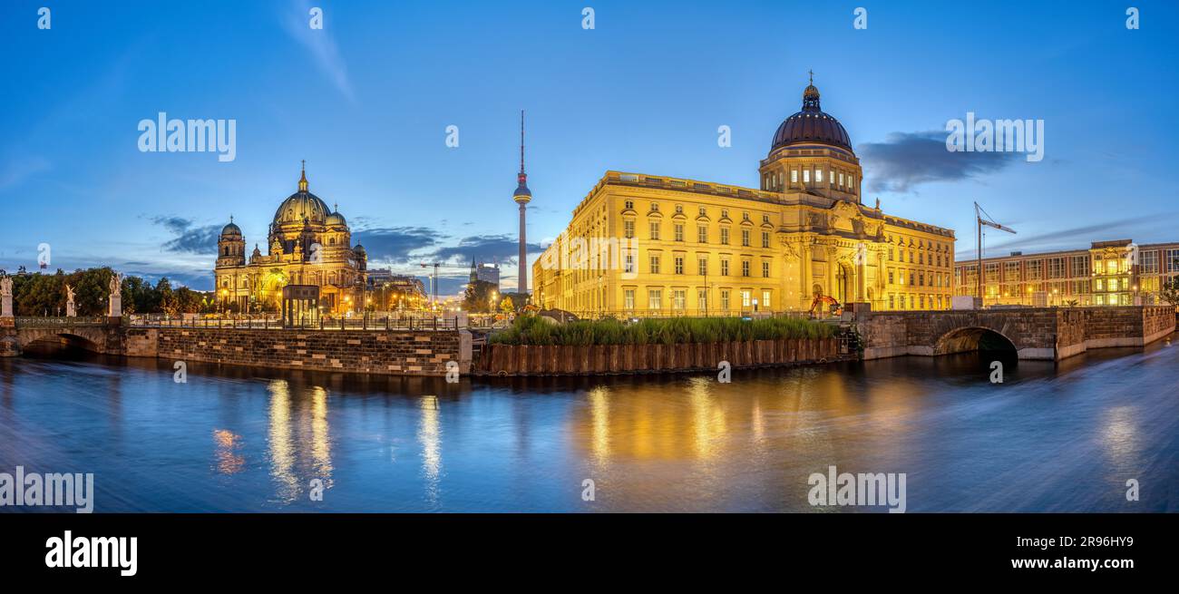 Panorama de la cathédrale de Berlin, de la tour de télévision et du Palais de la ville reconstruit à l'aube Banque D'Images