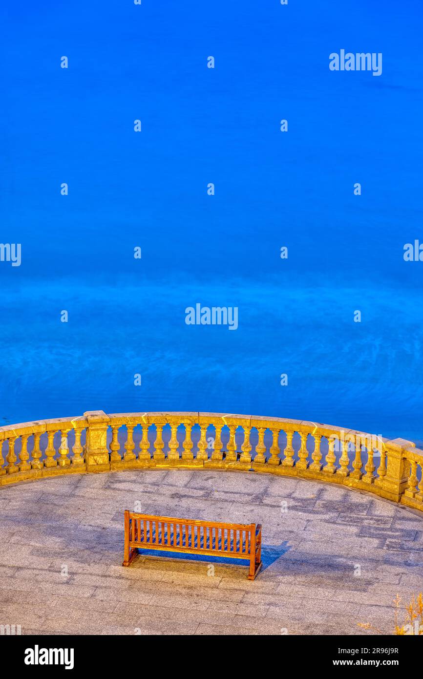 Banc vide sur la plage de la Concha à San Sebastian à l'aube Banque D'Images