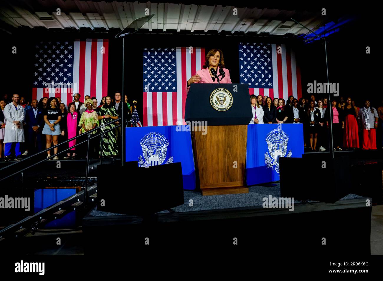 Charlotte, États-Unis. 24th juin 2023. Le vice-président Kamala Harris parle du premier anniversaire des États-Unis Décision Dobbs de la Cour suprême au Grady Cole Centre de Charlotte, en Caroline du Nord, samedi, 24 juin 2023. La décision de la Cour suprême dans l'affaire Dobbs c. Jackson Women's Health Organization a renversé l'affaire historique Roe c. Wade sur les droits à l'avortement. Photo de piscine par Eric S. Lesser/UPI crédit: UPI/Alay Live News Banque D'Images