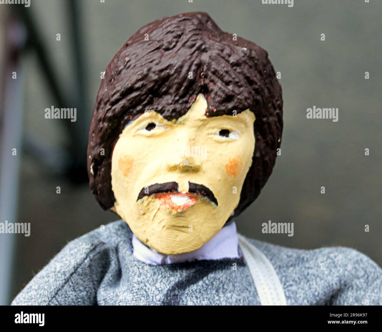 marionnettes propulsées par batterie des beatles qui jouent le long de la musique dans les rues de glasgow par l'artiste batteur formellement connu sous le nom de binman Banque D'Images