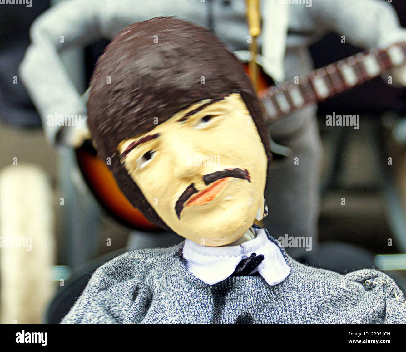 marionnettes propulsées par batterie des beatles qui jouent le long de la musique dans les rues de glasgow par l'artiste batteur formellement connu sous le nom de binman Banque D'Images