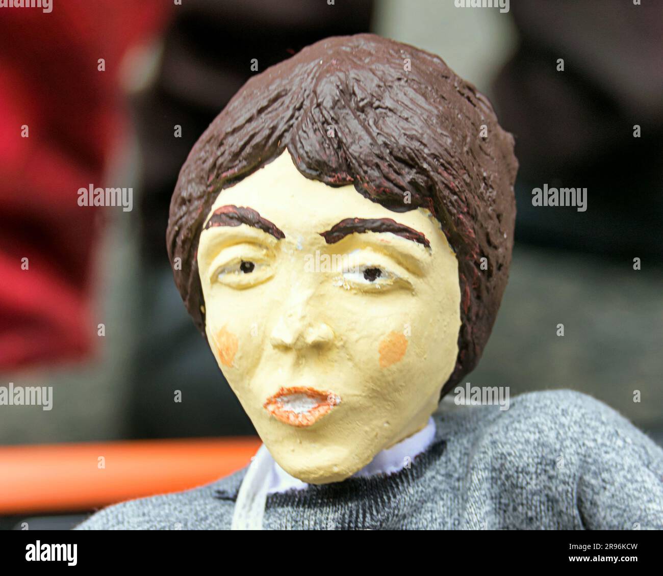 marionnettes propulsées par batterie des beatles qui jouent le long de la musique dans les rues de glasgow par l'artiste batteur formellement connu sous le nom de binman Banque D'Images